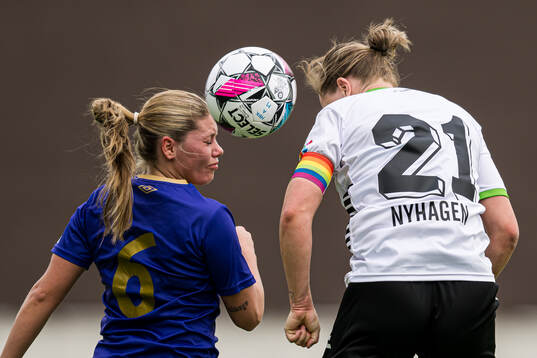 Silje Bekkåsen Nyhagen of Hønefoss scores the 5-1 goal
