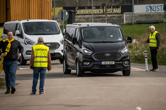 Parkeringsvakter dirigerar trafik