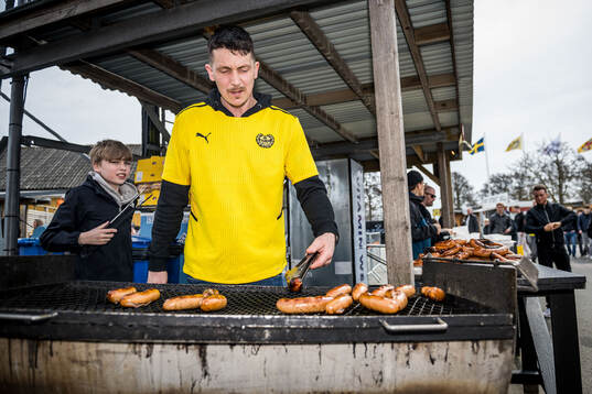 Funktionärer grillar korv