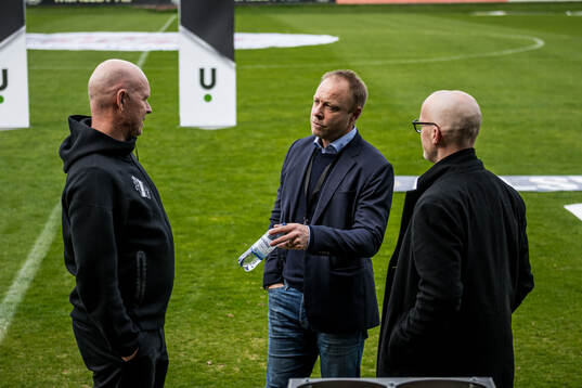 AIKs  tränare Henning Berg med Discoverys Anders Andersson