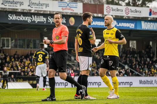 Domare Victor Wolf, AIKs Benjamin Tiedemann Hansen och