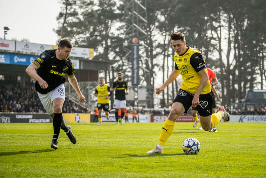 AIKs Benjamin Tiedemann Hansen och Mjällbys Elliot Stroud