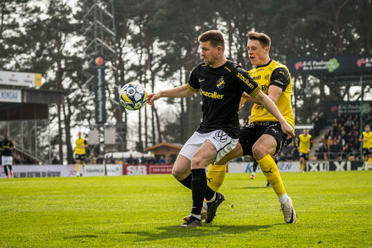 AIKs Mads Døhr Thychosen och Mjällbys Elliot Stroud