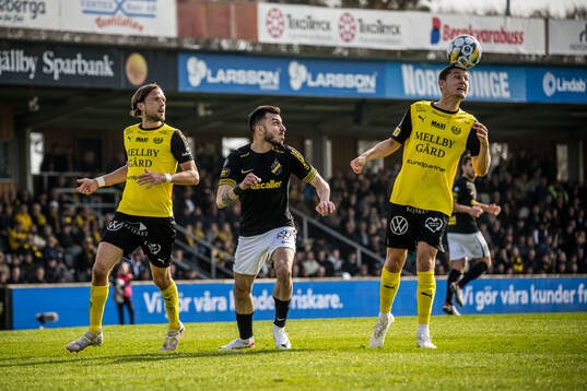 Mjällbys Tom Pettersson och AIKs Ioannis Pittas och