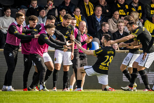 AIKs Ioannis Pittas jublar med lagkamrater