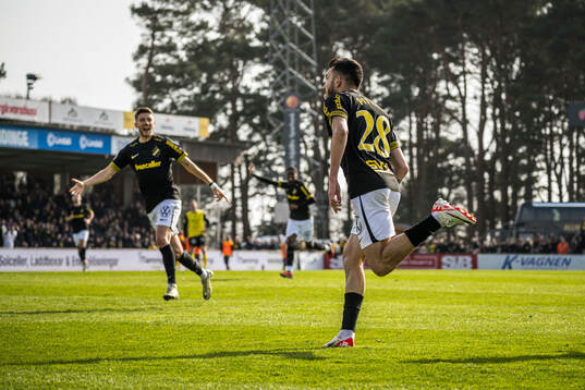 AIKs Anton Salétros och Ioannis Pittas jublar