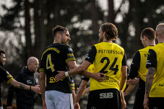 AIKs Sotirios Papagiannopoulos och Mjällbys Tom Pettersson