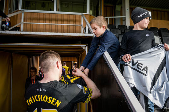 AIKs Mads Døhr Thychosen  skriver autograf