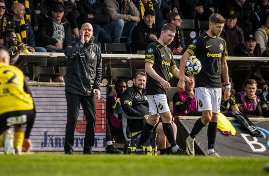 AIKs tränare Henning Berg, Mads Døhr Thychosen och Anton