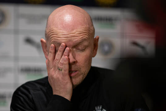 AIKs tränare Henning Berg deppar