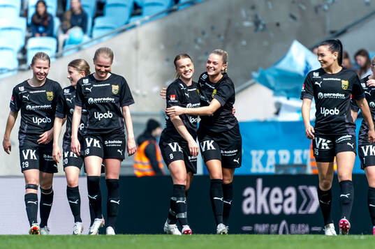 Umeås Alexandra Sandström och Emma Becker jublar