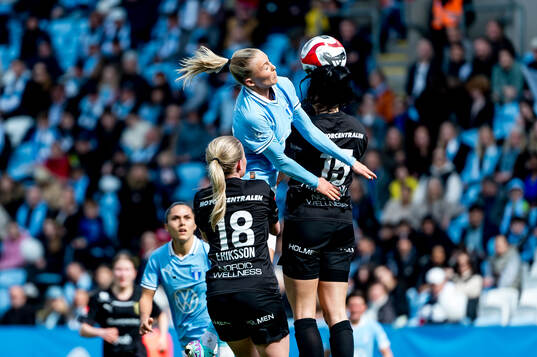 Malmö FFs Beatrice Persson och Umeås Frida Lähteenmäki