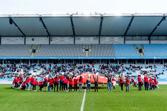 Manifestation mot rasism på Eleda stadion i halvtid