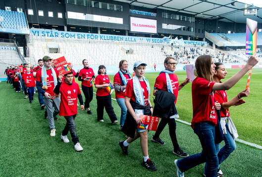 Manifestation mot rasism på Eleda stadion i halvtid