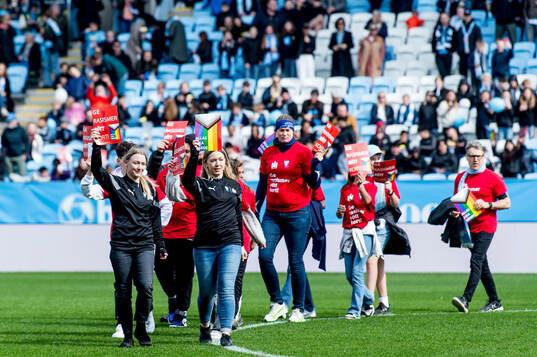 Manifestation mot rasism på Eleda stadion i halvtid