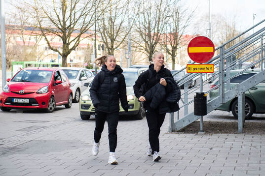 Hammarbys Julia Roddar och Stina Lennartsson