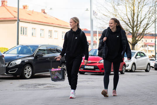 Hammarbys fysioterapeut Filippa Sparf och Anna Tamminen