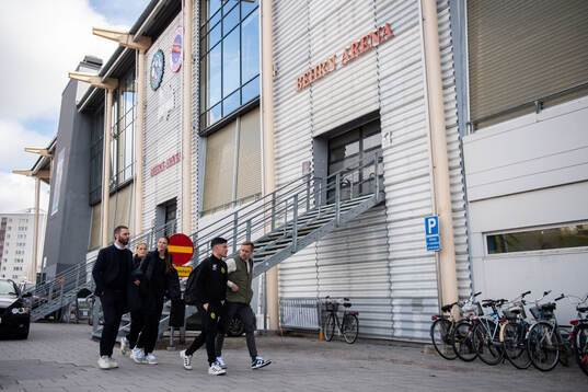 Hammarbys tränare Martin Sjögren anländer