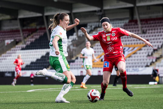 Hammarbys Emma Westin och KIF Örebros Sanni Ojanen