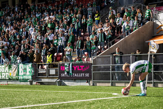 Hammarbys supportrarunder fotbollsmatchen i Damallsvenskan