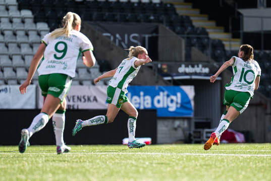 Hammarbys Emilie Joramo jublar
