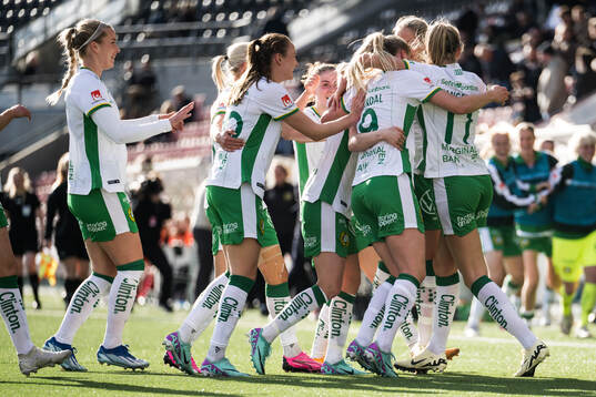 Hammarbys Emilie Joramo jublar med lagkamrater