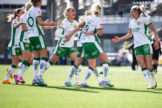 Hammarbys Emilie Joramo jublar med lagkamrater