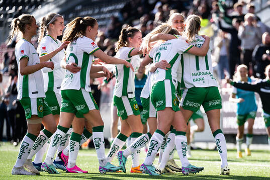 Hammarbys Emilie Joramo jublar med lagkamrater