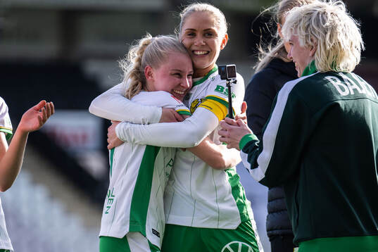 Hammarbys Emilie Joramo och Alice Carlsson jublar