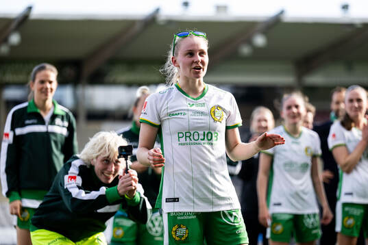 Hammarbys Emilie Joramo jublar