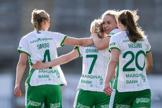Hammarbys Emilie Joramo jublar med Thea Sørbo, Anna