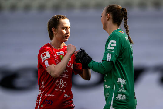 KIF Örebros Katla Maria Thordardottir och målvakt Clara