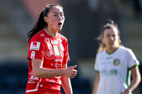 KIF Örebros Áslaug Dora Sigurbjörnsdottir reagerar