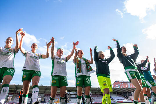 Hammarbys spelare jublar
