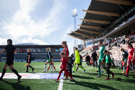 Hammarbys och KIF Örebros spelare gör entré