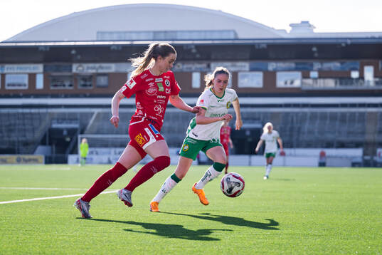 KIF Örebros Katla Maria Thordardottir och Hammarbys Smilla