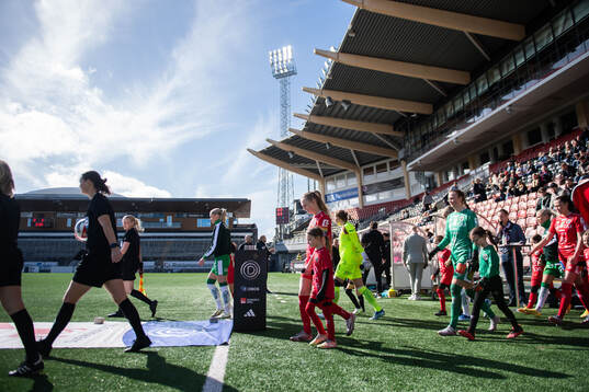 Hammarbys och KIF Örebros spelare gör entré