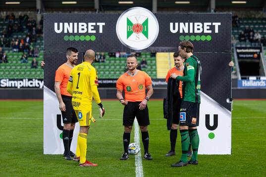 Domare Rinon Hasani med slantsingling