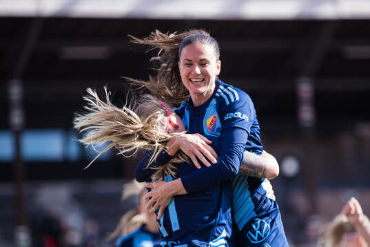 Djurgårdens Therese Åsland och Beata Kollmats jublar