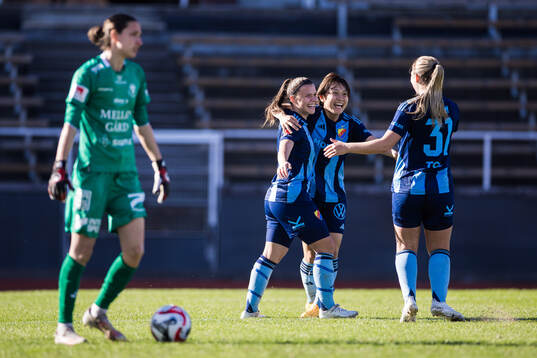 Djurgårdens Shinomi Koyama jublar med lagkamrater