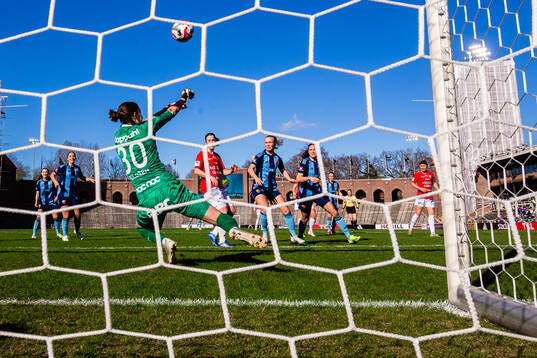 Trelleborgs målvakt Somea Polozen med en räddning