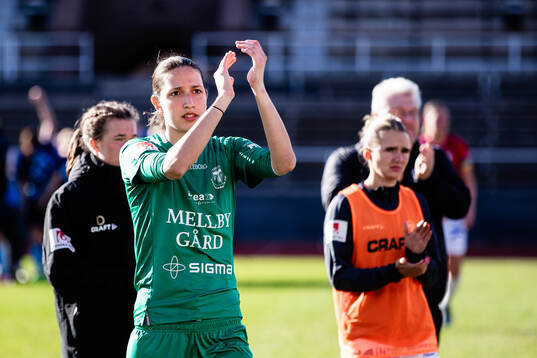 Trelleborgs målvakt Somea Polozen applåderar publiken
