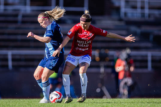 Djurgårdens Sessy Åsland och Trelleborgs Linnea Prambrant