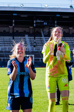 Djurgårdens Sessy Åsland och målvakt Elvira Björklund
