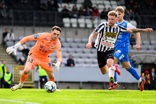 IK Oddevolds målvakt Oscar Ekman och Landskronas Gustaf