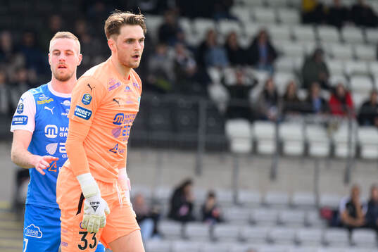 IK Oddevolds Filip Karlin och målvakt Oscar Ekman deppar