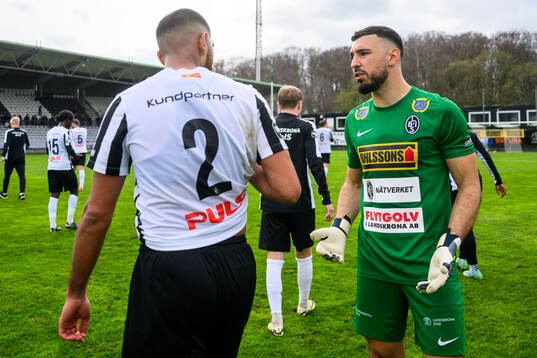 Landskronas Rassa Rahmani och målvakt Amr Kaddoura