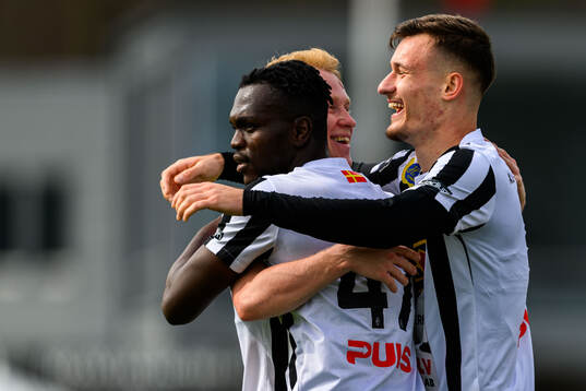 Landskronas Robin Dzabic jublar med lagkamrater