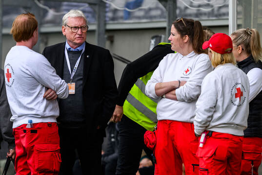 Matchdelegat Bosse Cronkvist pratar med sjukvårdspersonal