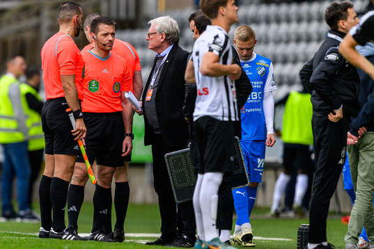 Domare Jovan Krsmanovic och matchdelegat Bosse Cronkvist